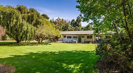 Handy to town - Photo 2