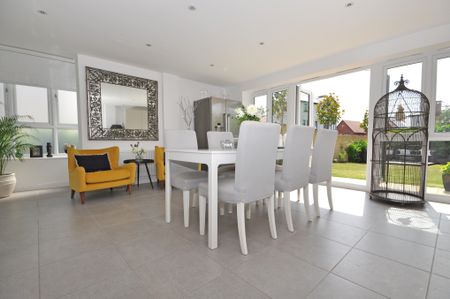 Clover Drive, Cheltenham, Gloucestershire - Photo 4