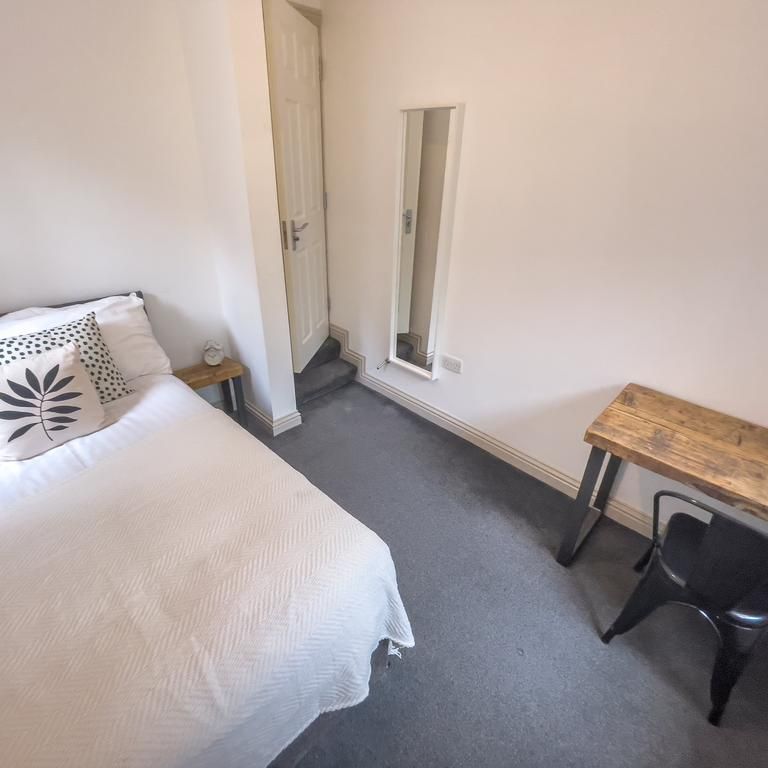 6 bedroom terraced house to rent - Photo 1
