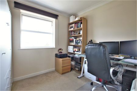 Barker Road, Chertsey - 2 bedrooms Property for lettings - Seymours - Photo 2