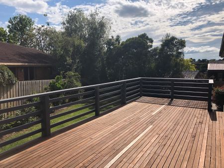 IMPRESSIVE FAMILY HOME - SINGLE LEVEL SPACE AND COMFORT - Photo 5