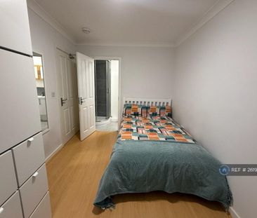 1 bedroom in a house share to rent - Photo 3