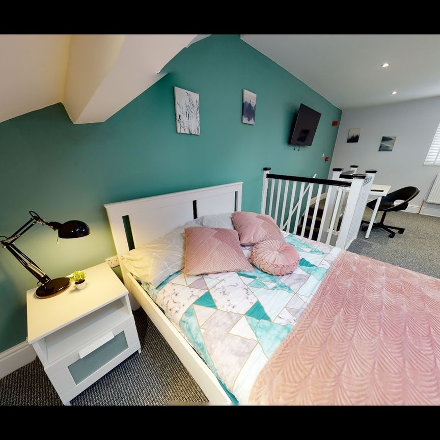 Room in a Shared House, Strawberry Road, M6 - Photo 1