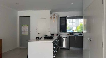 Modern 3-Bedroom Home with 2 Bathrooms in Hobsonville - Photo 5