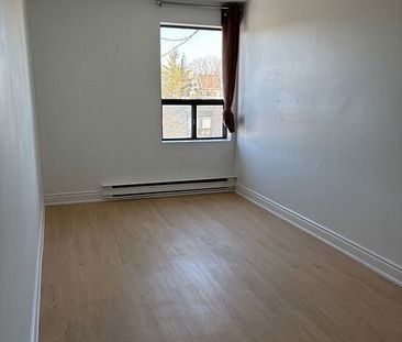 For Lease - 909A Danforth Avenue, Toronto, Ontario - Photo 3