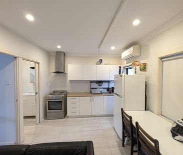 One Bedroom Unit - Close to City Inspect 2.30pn Sat - Photo 3