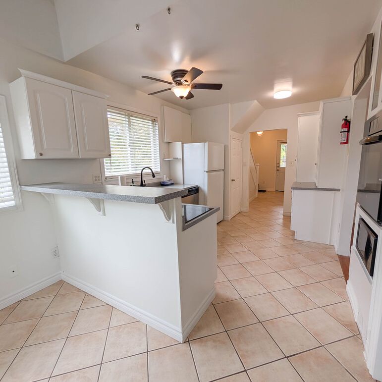 Spacious Fully Detached House in Niagara Falls! - Photo 1
