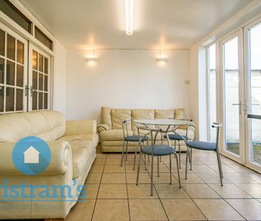 References Pending - 4 bed Detached House - Photo 1