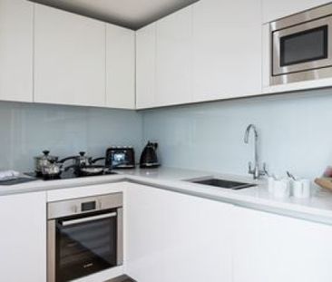 Three Bedroom Flat to rent in London - Photo 2