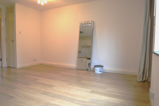 Maypole Road, Taplow, Maidenhead,SL6 - Photo 1