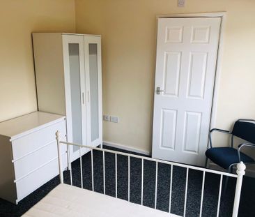 1 bedroom in a flat share to rent - Photo 6