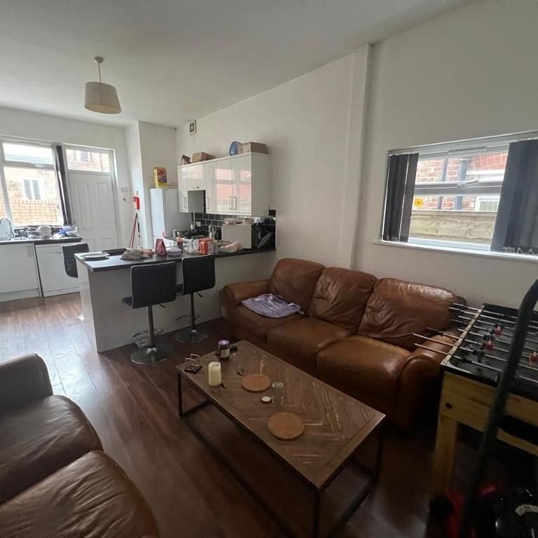 6 bedroom house to rent - Photo 1