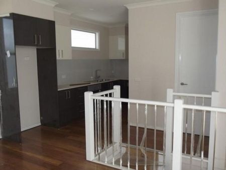 Central Noble Park Townhouse Living at Its Best&excl; - Photo 3