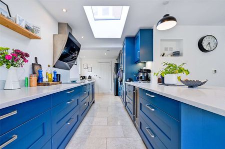 This cottage is a delightful period property located in the heart of the charming village of Waltham St. Lawrence. - Photo 5