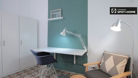 barcelona, Catalonia 08012 - Photo 2