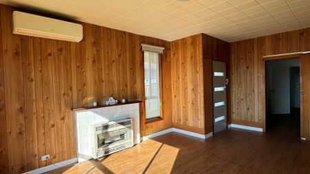 3 bedroom light-filled home - Photo 2