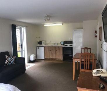 Riccarton Short term Furnished Bedsit Available - Photo 2