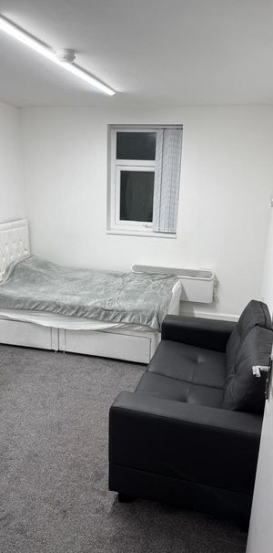 1 bedroom in a house share to rent - Photo 1