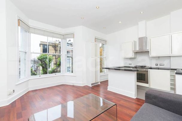 Contemporary one bedroom flat set on the first floor of a period conversion - Photo 1