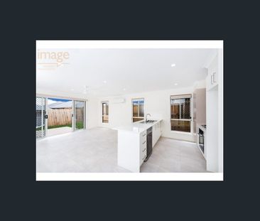 FANTASTIC 3 BEDROOM 2 BATHROOM HOME - Photo 3