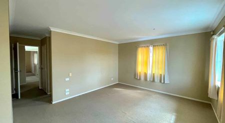 Family Home in Flat Bush - Photo 2