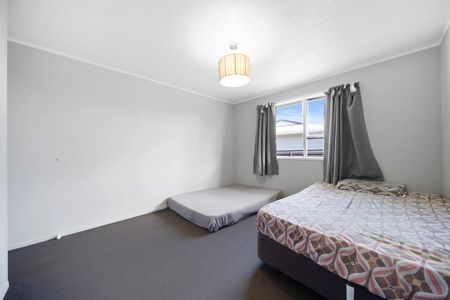 CLOVER PARK, 3 BEDROOMS - Photo 4