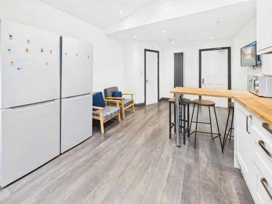1 bedroom in a house share to rent - Photo 1