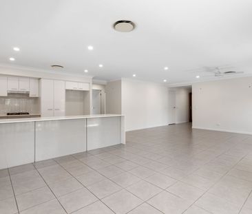 4 BEDROOM ENTERTAINERS HOME IN AN AMAZING LOCATION! - Photo 2