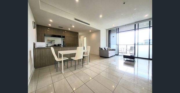 Fully furnished 2 bedroom apartment at Platinum! - Photo 1