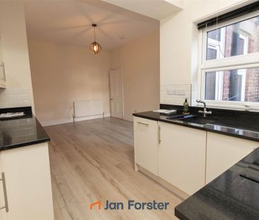 2 bedroom ground floor flat to rent - Photo 5