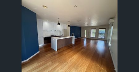 Central 2 Bedroom Townhouse - Photo 2