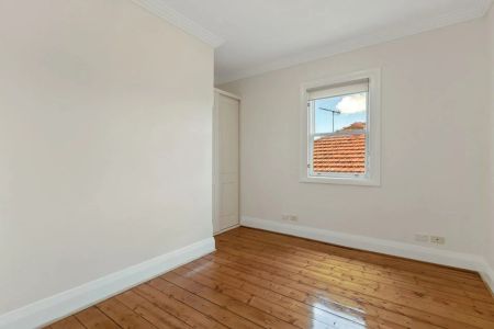 Top-Floor Art Deco Apartment in Boutique Block of Four - Photo 4