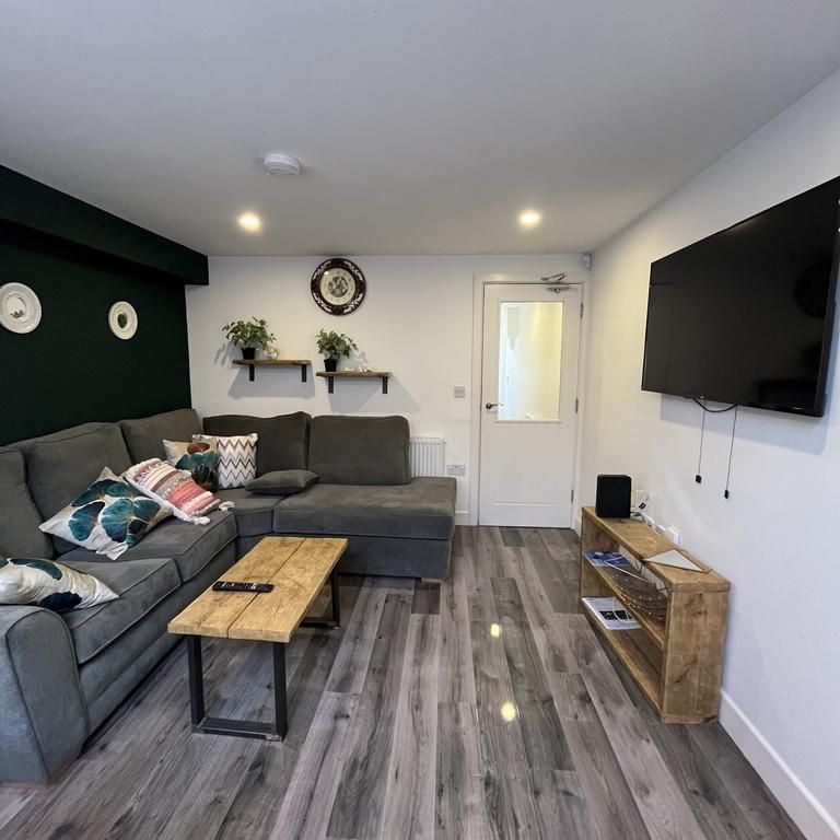 5 bedroom semi-detached house to rent - Photo 1