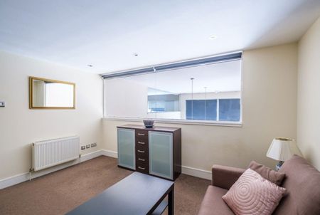 To Let 2 Bed Flat - Photo 4