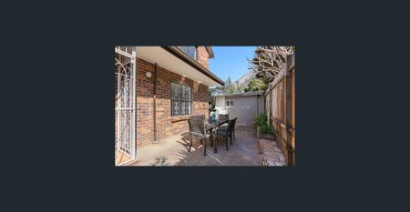 Spacious townhouse in convenient location - Photo 5