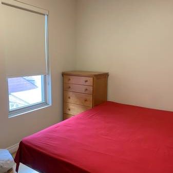 Downtown Toronto, College/Bathurst room+private Bathroom 1200/Month - Photo 2