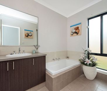 Modern home with plenty of space - Photo 6