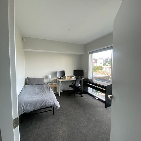 Immaculate Near New 3 Bedroom Townhouse in Whitby - Photo 1