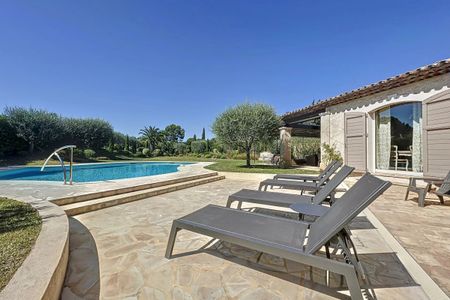 Ravissante villa de 300 m2 à Mougins à louer meublée à l'année - Photo 2