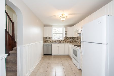 **CHARMING UNIT** 3 Bedroom, 2 Bathroom Unit in Port Colborne!! - Photo 4