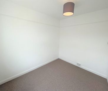 A RECENTLY REFURBISHED three Bedroom terraced house - Photo 2