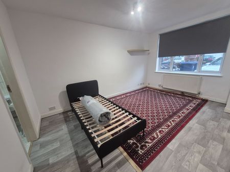 Studio Flat, Wesley Avenue, NW10 - Photo 3