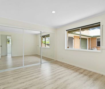 SPACIOUS THREE BEDROOM, DUPLEX WITH AMAZING VIEWS! - Photo 4