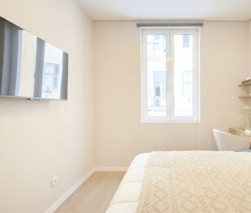 Room in a shared 10-bedroom apartment for rent in Lisbon, some bills included, professionals only - Photo 5