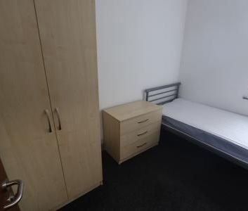 London Road, Newcastle-under-Lyme, ST5 - Photo 5