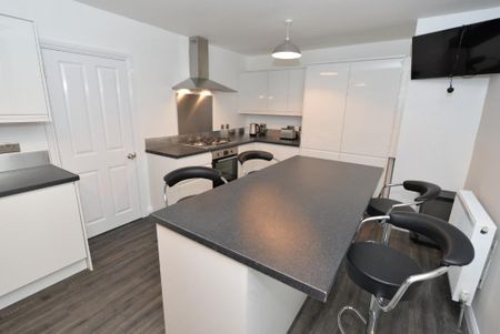 1 bedroom in a house share to rent - Photo 2