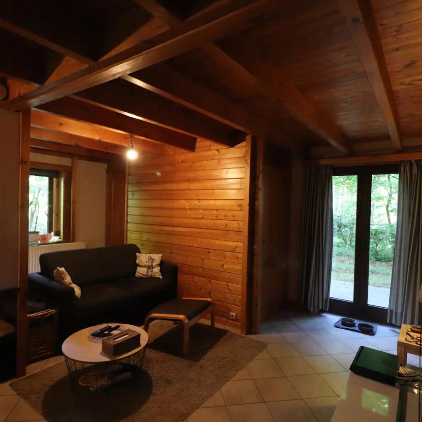 Een weekendverblijf met verdieping en met terras, carport en tuin. - Foto 1