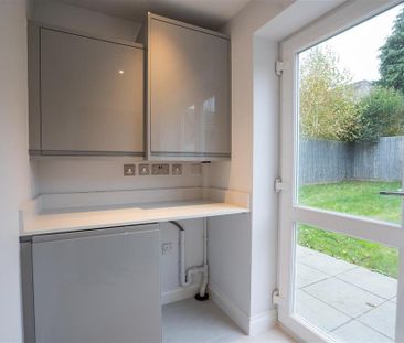 4 bedroom detached house to rent - Photo 2