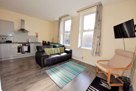 2 bedroom Flat in Otley Road, Leeds - Photo 2