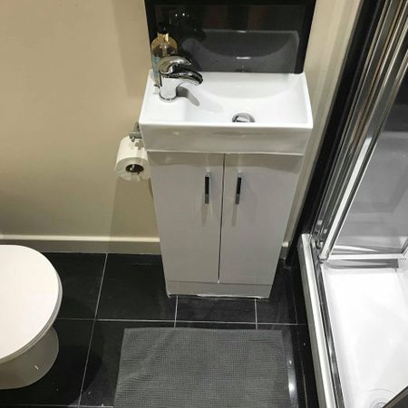 Studio Flat, High Road, NW10 - Photo 3